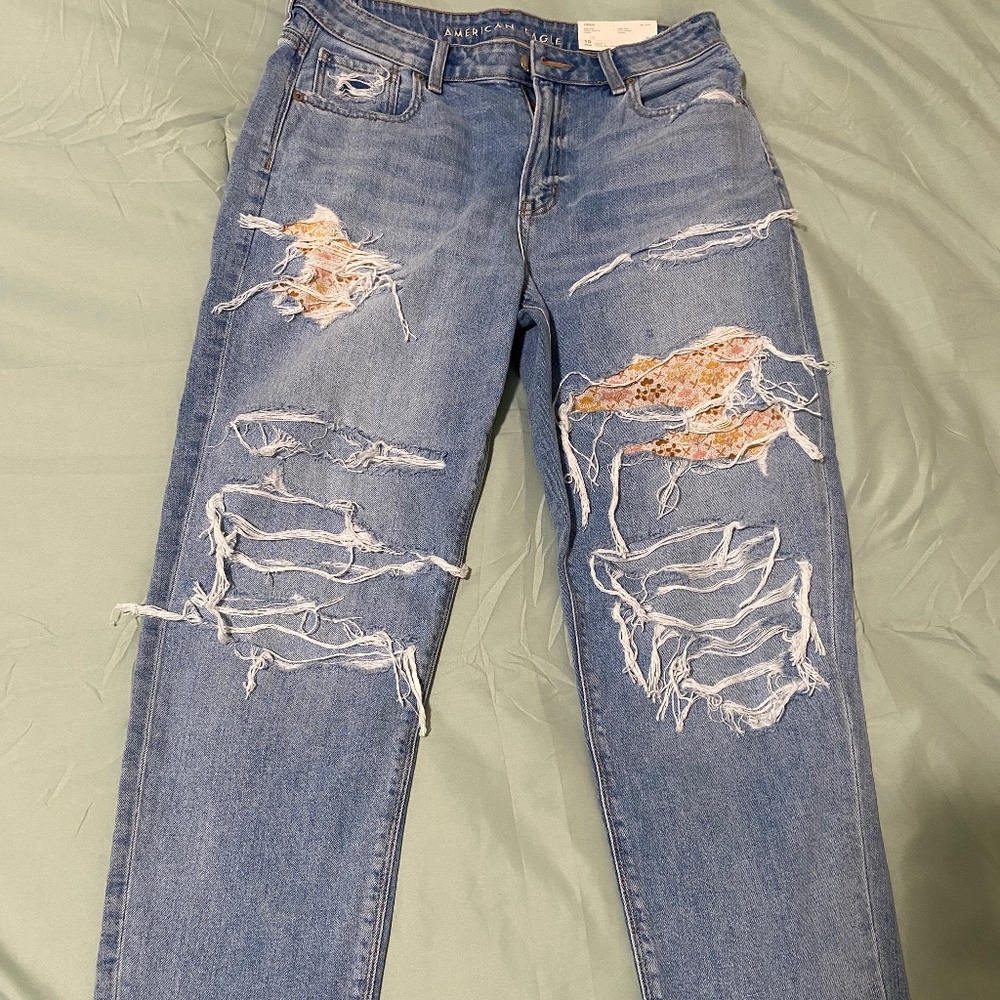 NWT-American Eagle Mom Jeans-Women’s Size 10 Short (30W)